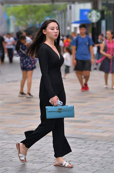 「 风采」一身优雅的穿搭，尽显时尚风采，街拍：天生丽质的小美女