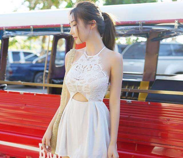 街拍: 镂空设计的吊带裙, 若隐若现很迷人