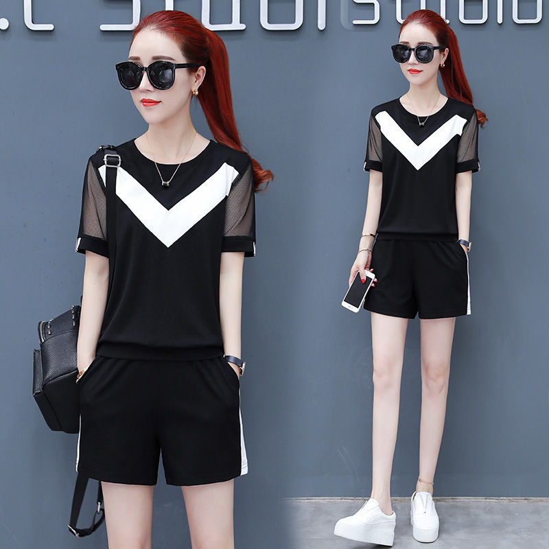 老婆旅游从不穿裙子!穿套装比裙子美腻太多了，怎么看都美