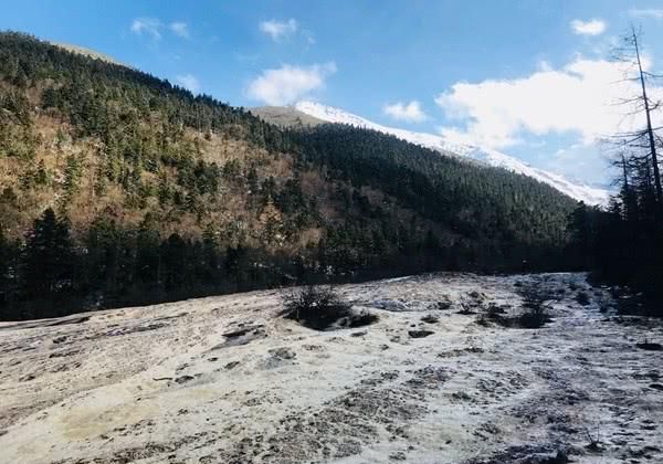 钙华局部退化，黄龙变“黑龙”？黄龙景区“变黑”原因已找到