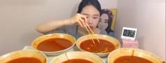  面条@大胃王吃5盆“炸酱面”，喝一口汤时穿帮了，网友：我能吃10盆！