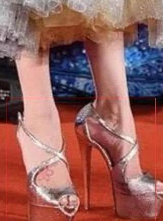 不敢想！欧阳娜娜脚踩52cm的恨天高拍杂志！网友：身高不够高跟鞋