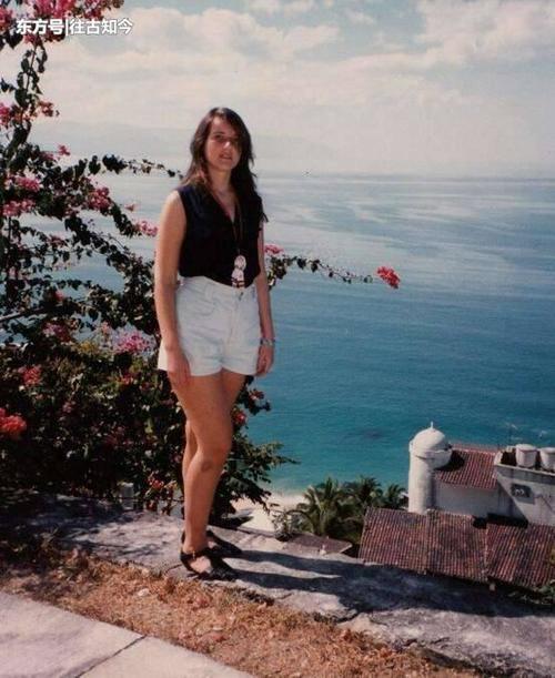 女子身高1.73米, 体重只有50斤, 廋成了一具“干尸”