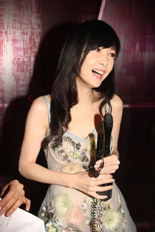 「 薄纱」少女感太强美得过分，周慧敏真有52岁？穿薄纱吊带连衣裙配长卷发