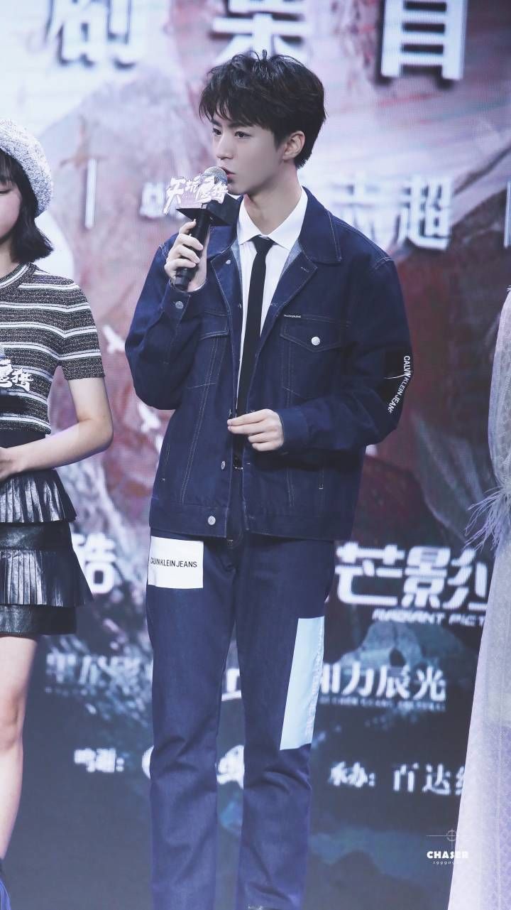 王俊凯帅气亮相《天坑猎鹰》发布会