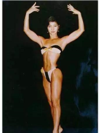 [记得]记得《赌神》中的骰子女神吗？现实中的身材也太迷人了！