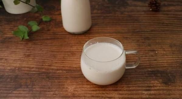  「吃腻」豆浆油条吃腻了，不如换换新的口味，花生酱豆味浓厚还对身体还好