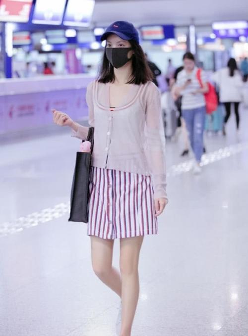 金晨真会玩,小白鞋居然当成拖鞋穿,网友:意外的好看!