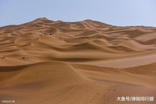 紧连城市的新疆库木塔格沙漠 堪称世界治沙“绿不退 沙不进”的奇