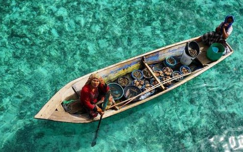 仙本那巴瑶族的悲剧：被生活所迫学会做生意，游客却不满淳朴不再