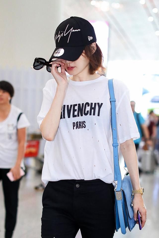 王丽坤素颜现身，身穿“绑带”潮裤秀美腿，网友：这长腿真长！