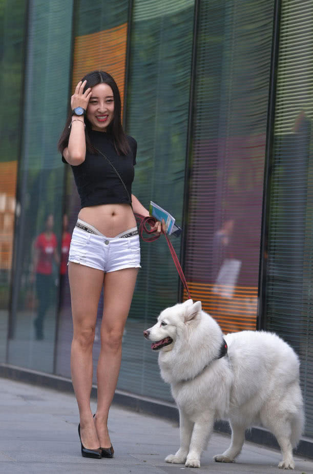 俏丽小姐姐街头遛狗，身材前凸后翘惹人爱，一双逆天大长腿很吸睛