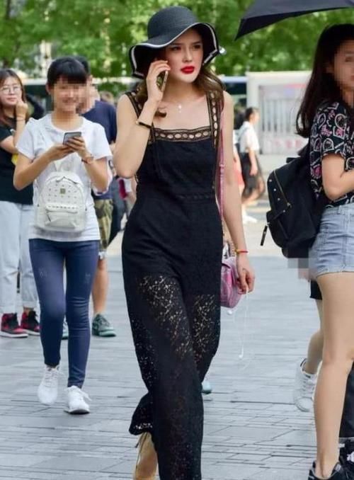  #气质#街拍：花枝招展的美女，一件白色上衣配黑色裤子，优雅气质迷人