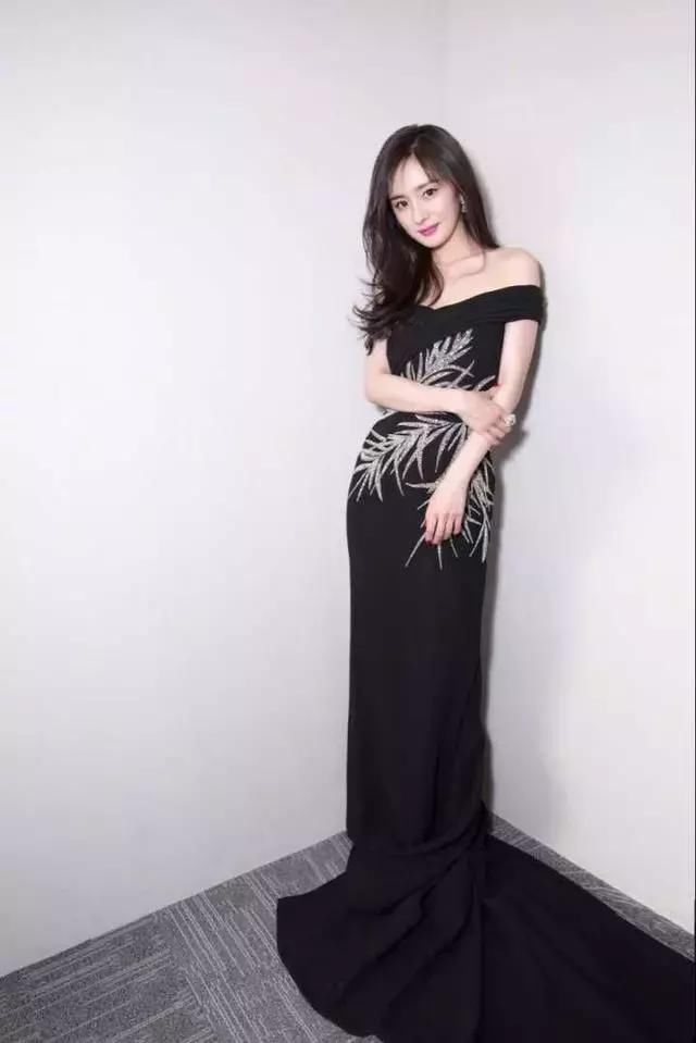 杨幂的穿着耐人寻味，胸前拉链被撑开了?难怪被叫大幂幂!