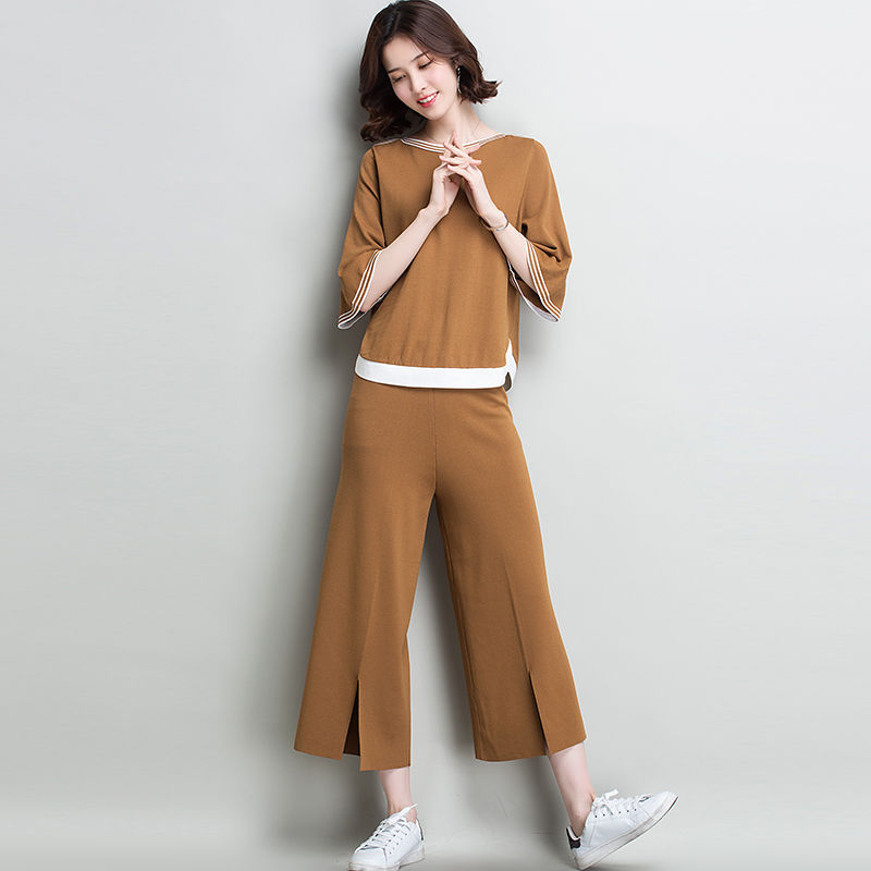 70后女人注意了，如今不流行连衣裙了，穿时髦两件套才显美显嫩