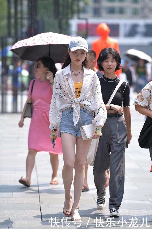 小姐姐|路人街拍,靓女清新的格子裙搭配白色美装,十分的优雅大气