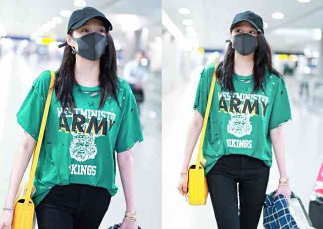 天呐！关晓彤太拼了，这么窄的裤头也要硬塞T恤