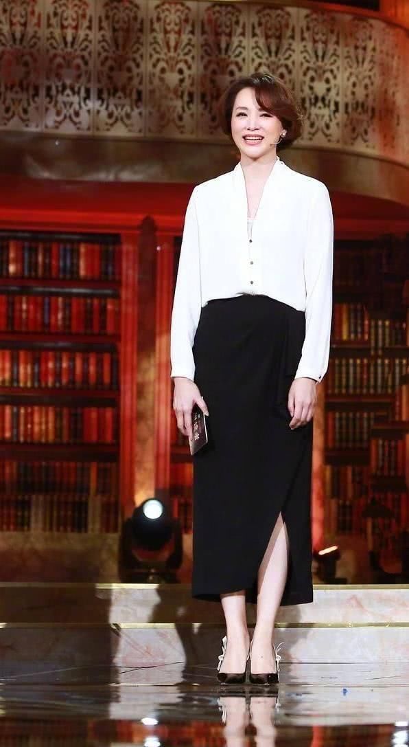 周涛素颜比董卿好看，可穿衣就比不过了，她打扮的像个老太太!