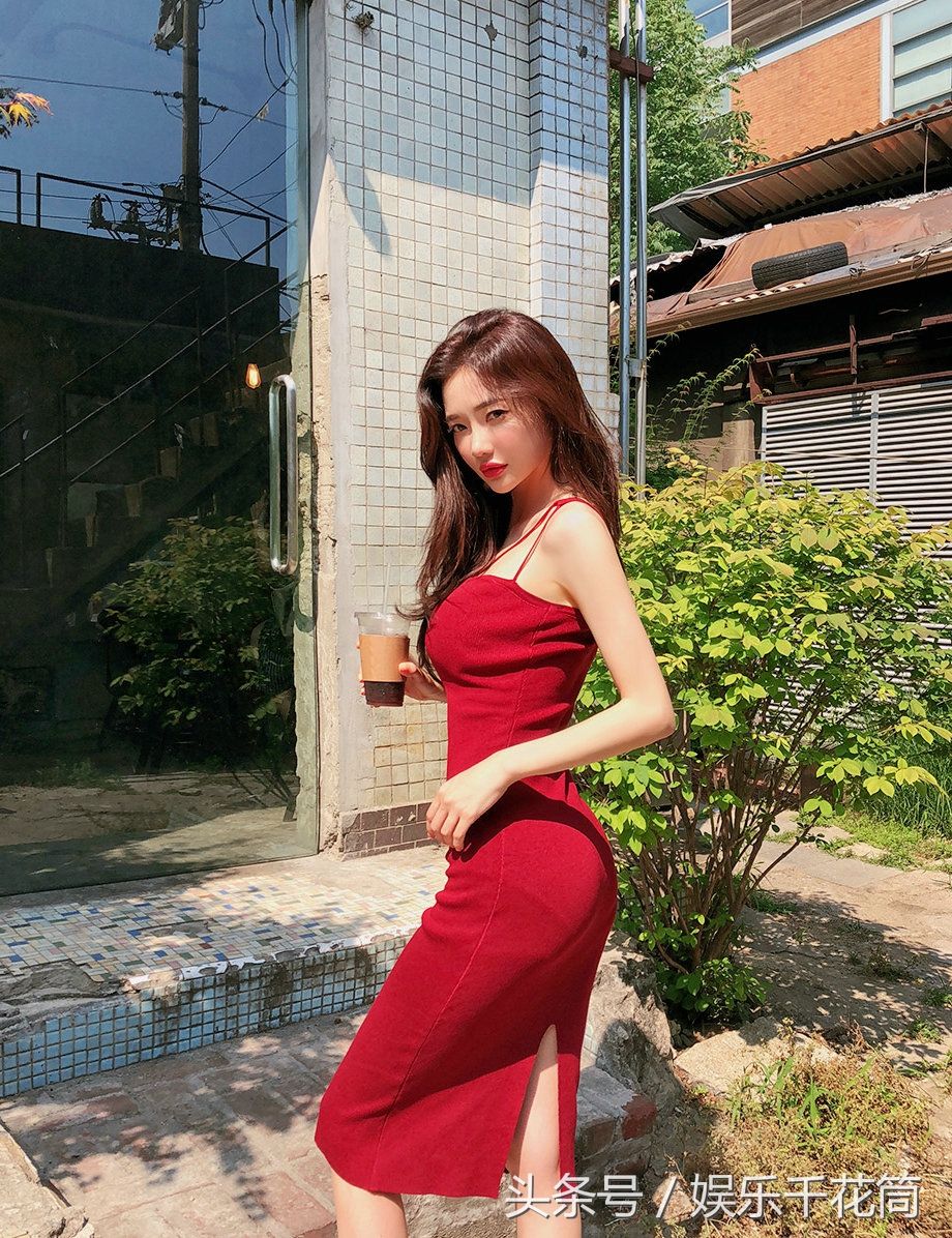 模特穿一件大红吊带裙释放真我魅力，造型简约清爽美丽