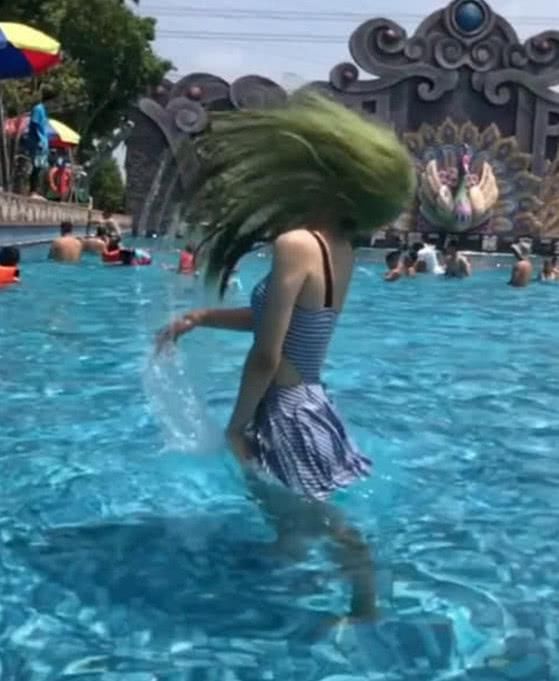 美女抖音水中甩头发，用力过猛把这个“东西”甩掉啦，当场脸红！