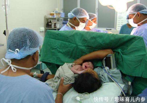25岁产妇刚分娩出孩子, 突然浑身发冷, 医生掀