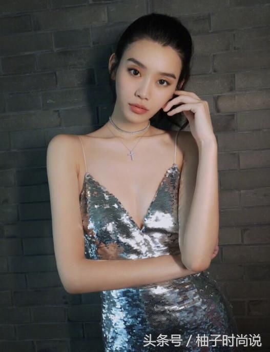 迪丽热巴与奚梦瑶同穿亮片裙，不输超模，网友：性感与骨感的区别