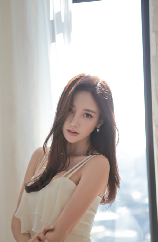 孙允珠：百合雪纺吊带清凉连衣裙，清纯迷人