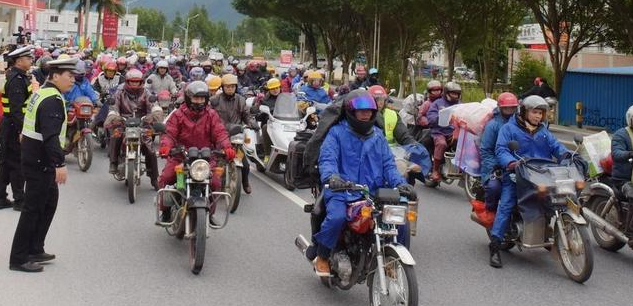  【农民工兄弟】春运已至，农民工骑摩托车返乡，专家：为何不坐