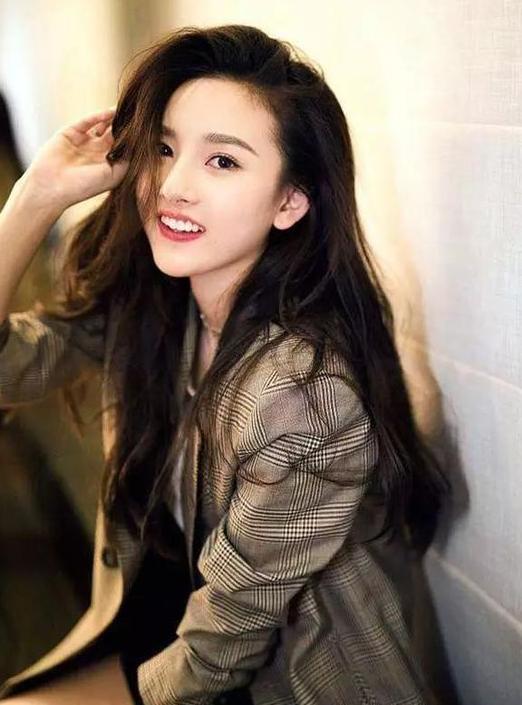 20岁宋祖儿撞衫18岁欧阳娜娜，只差两岁哪一个更少女一点呢