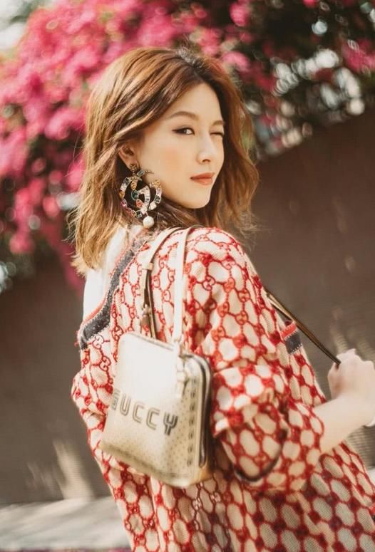 烈焰红唇的秦海璐穿出高级感，接二连三获奖的马伊琍鱼尾裙才迷人