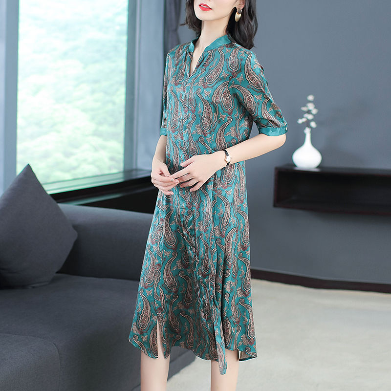 女人四十一枝花，老婆穿上这样的女裙，同事直夸显嫩又优雅