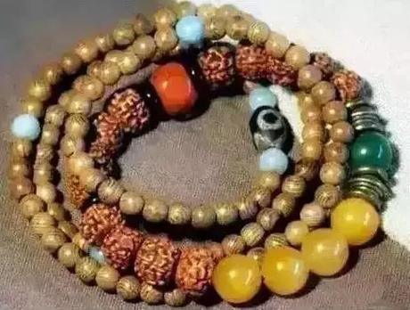 玩说   最辣眼睛文玩搭配全在这儿了！附正面教材！