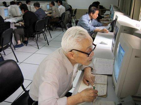 中国和日本退休老人的生活有什么不同看看日本的街头就明白了！