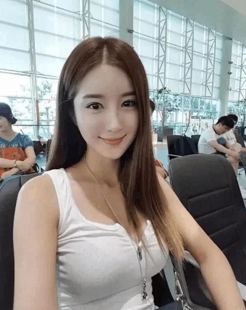 成熟少妇尽显魅力，长腿细腰丰胸翘臀，网友:你这个兄弟我交定了