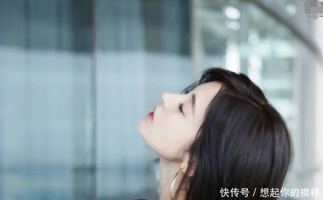 娜扎真敢穿! 衣领前后深V露一大半, 网友 裙子长度好尴尬