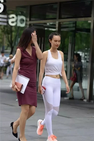 两位小姐姐大街上争艳,白色紧身裤小姐姐甩紫色连衣裙小姐姐十条