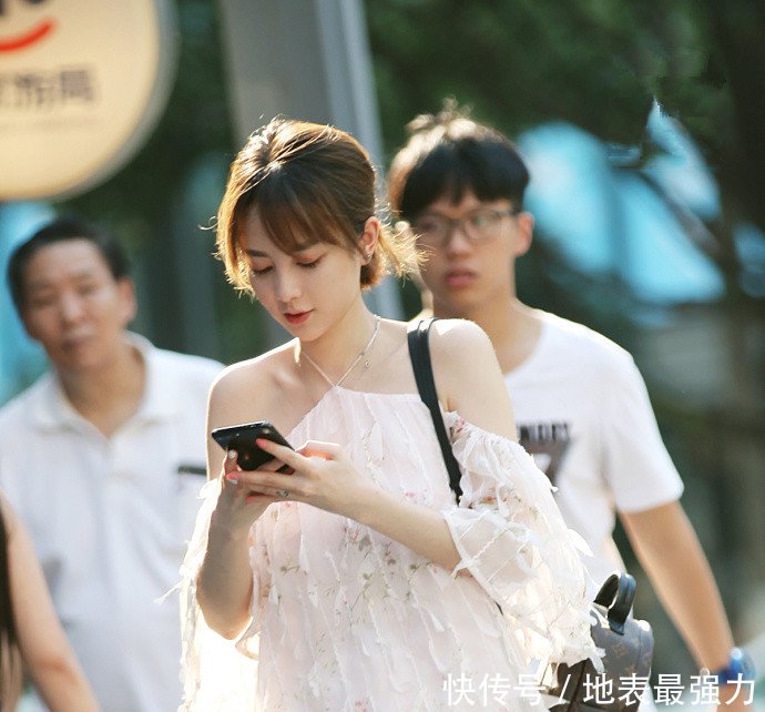 街拍小姐姐吊带短裙的套装性感时尚又清爽！