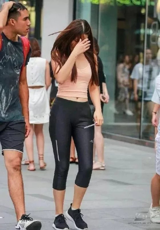 运动系美美女小姐姐，紧身服饰勾勒性感迷人曲线，浑圆翘臀燃爆眼