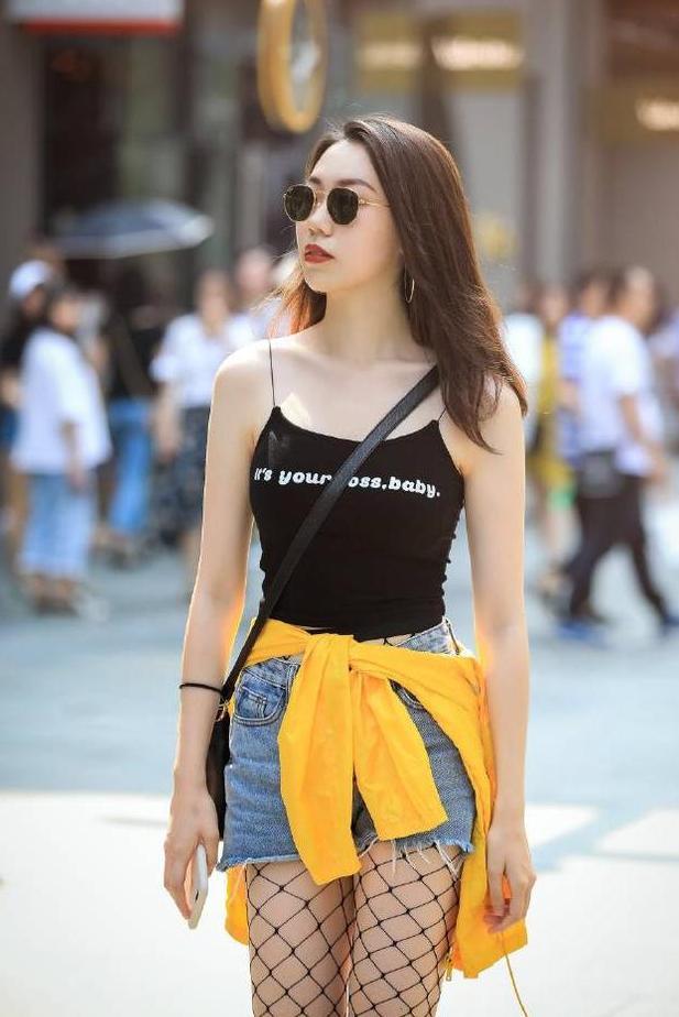 美女将渔网丝袜都穿到肚脐上方了，要是翻到吊带衣外面就更美了！