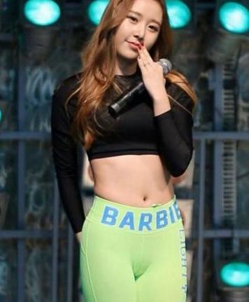 街头的打底裤美女,风采动人,美丽依旧!