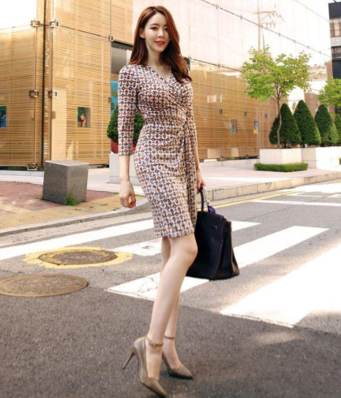 街拍：美女充满小女人清纯俏皮的搭配风格，让路人移不开眼睛！