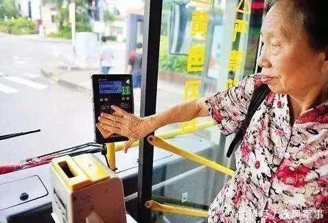 为何现在很多人都要求取消老年公交卡司机看他们做了啥就懂了