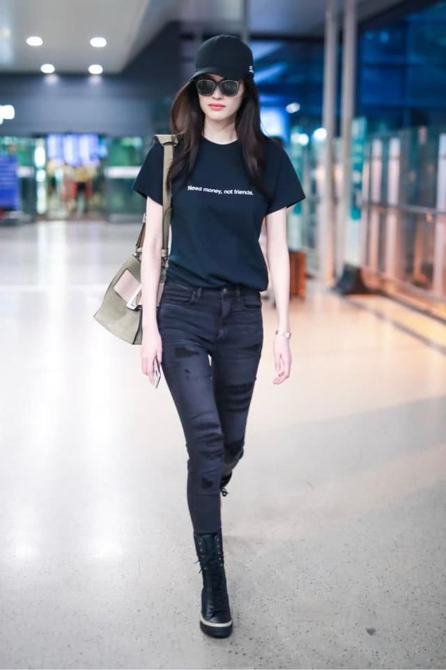 何穗就是会搭，牛仔裤塞进短靴里也不丑，网友:一般人穿丑哭了!