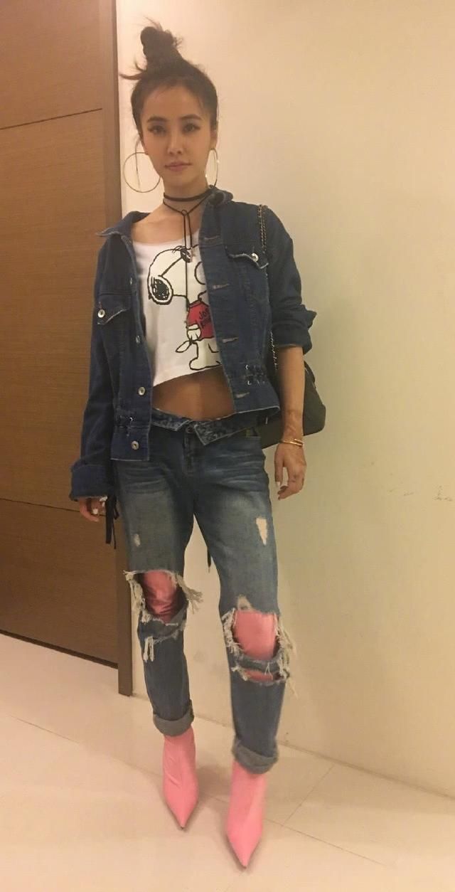 蔡依林穿印花裙现身，却配了双绑带高跟，网友：这腿勒得不难受吗