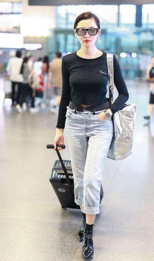 高颜值少妇辣妈，一身红色休闲连体裤非常有气质，看上去美美哒!