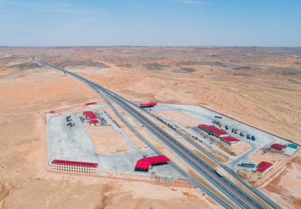  高速：中国最孤独的高速路，花了370亿修了5年，却几乎看不到车