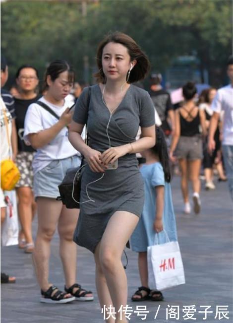「 美女」简约而不简单，笑容甜美可爱，街拍：柔美娇俏的小姐姐
