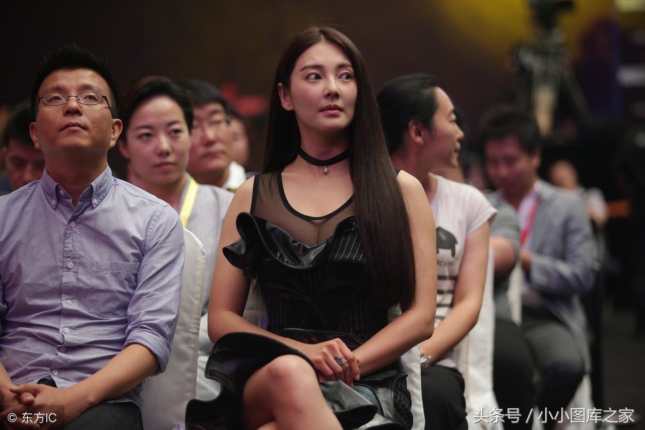 张雨绮现身活动，大秀美腿，网友:坐姿优雅，美艳动人!