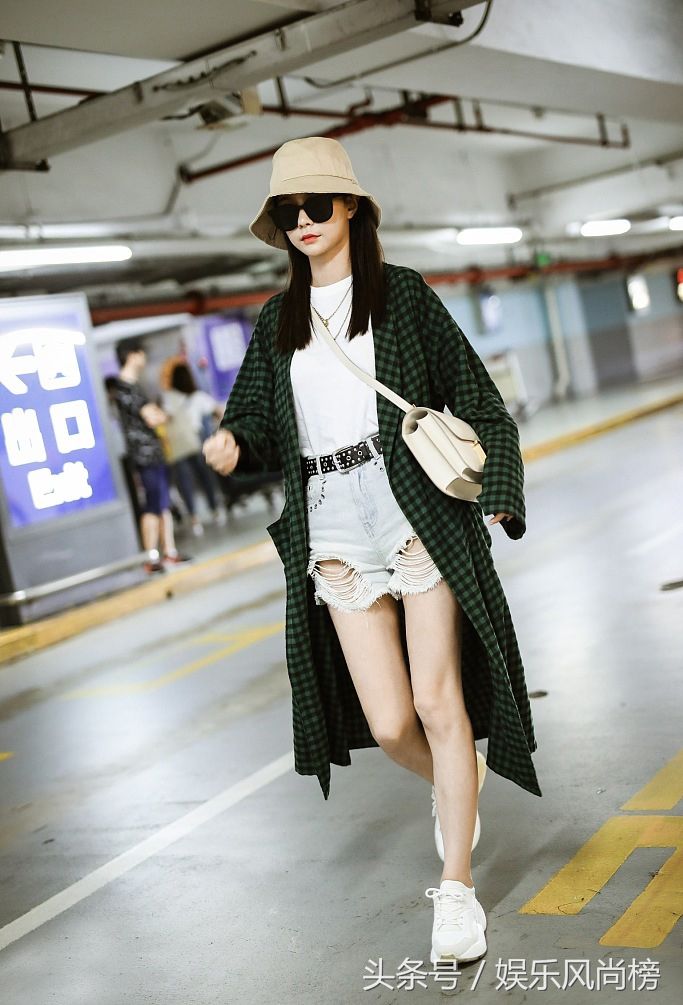 沈梦辰引领初秋穿搭，格子风衣超模范，火辣热裤秀美腿