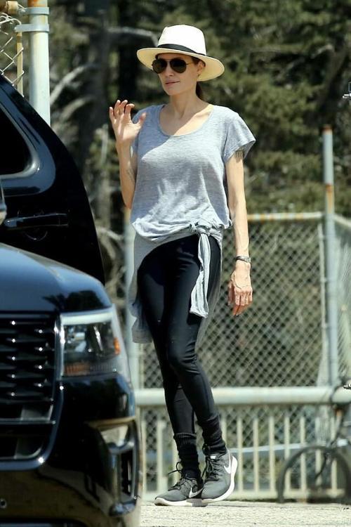 43岁朱莉终于长胖了，颜值回春好气质似30岁，穿瘦腿裤竟也好看了